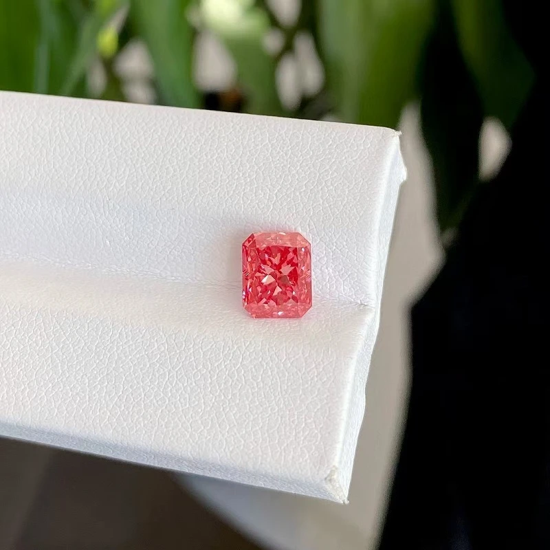 2,10 karat Fancy Red VS1 CVD Radiant Lab-Grown Diamond